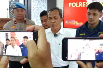 Polisi saat melakukan konferensi pers terkait penemuan mayat perempuan