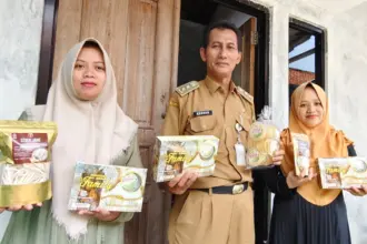 tunjukkan produk olahan salak