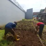 warga binaan mengolah lahan