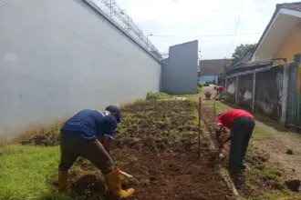 warga binaan mengolah lahan