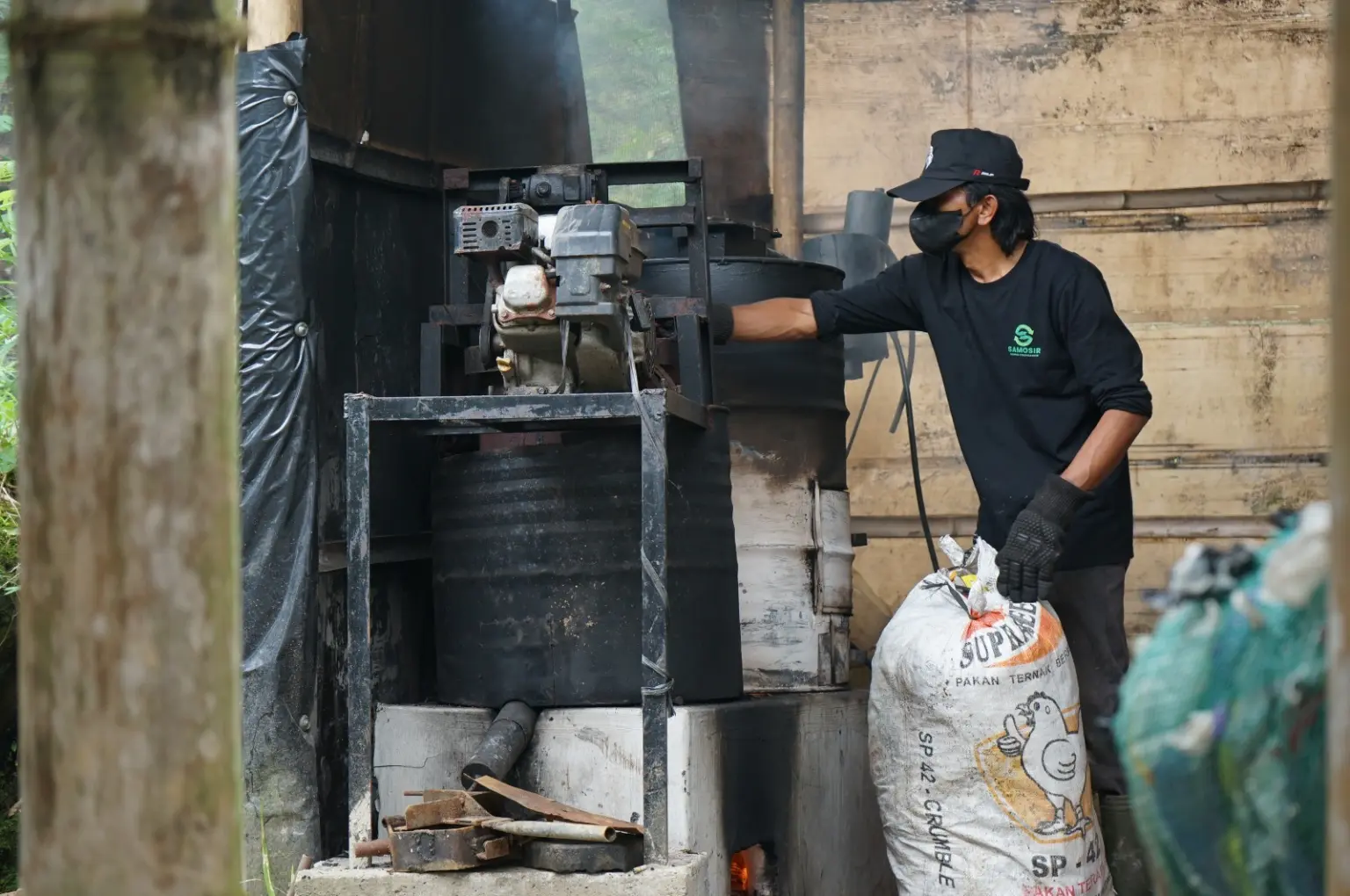 Pemuda Wanayasa ubah sampah plastik jadi paving block