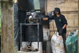 Pemuda Wanayasa ubah sampah plastik jadi paving block