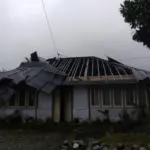 Bangunan rumah rusak akibat diternag angin kencang