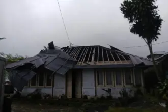 Bangunan rumah rusak akibat diternag angin kencang