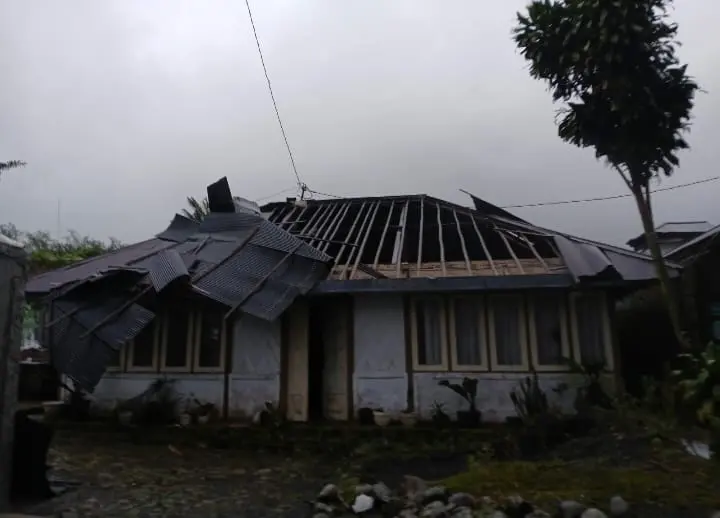 Bangunan rumah rusak akibat diternag angin kencang