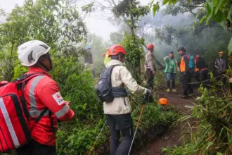 Sekda Jateng saat ikut cari pendaki hilang di Gunung Lawu