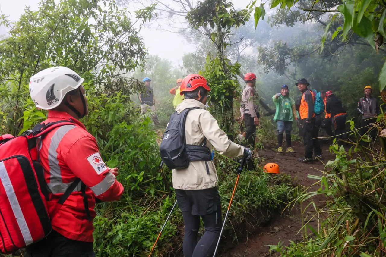 Sekda Jateng saat ikut cari pendaki hilang di Gunung Lawu