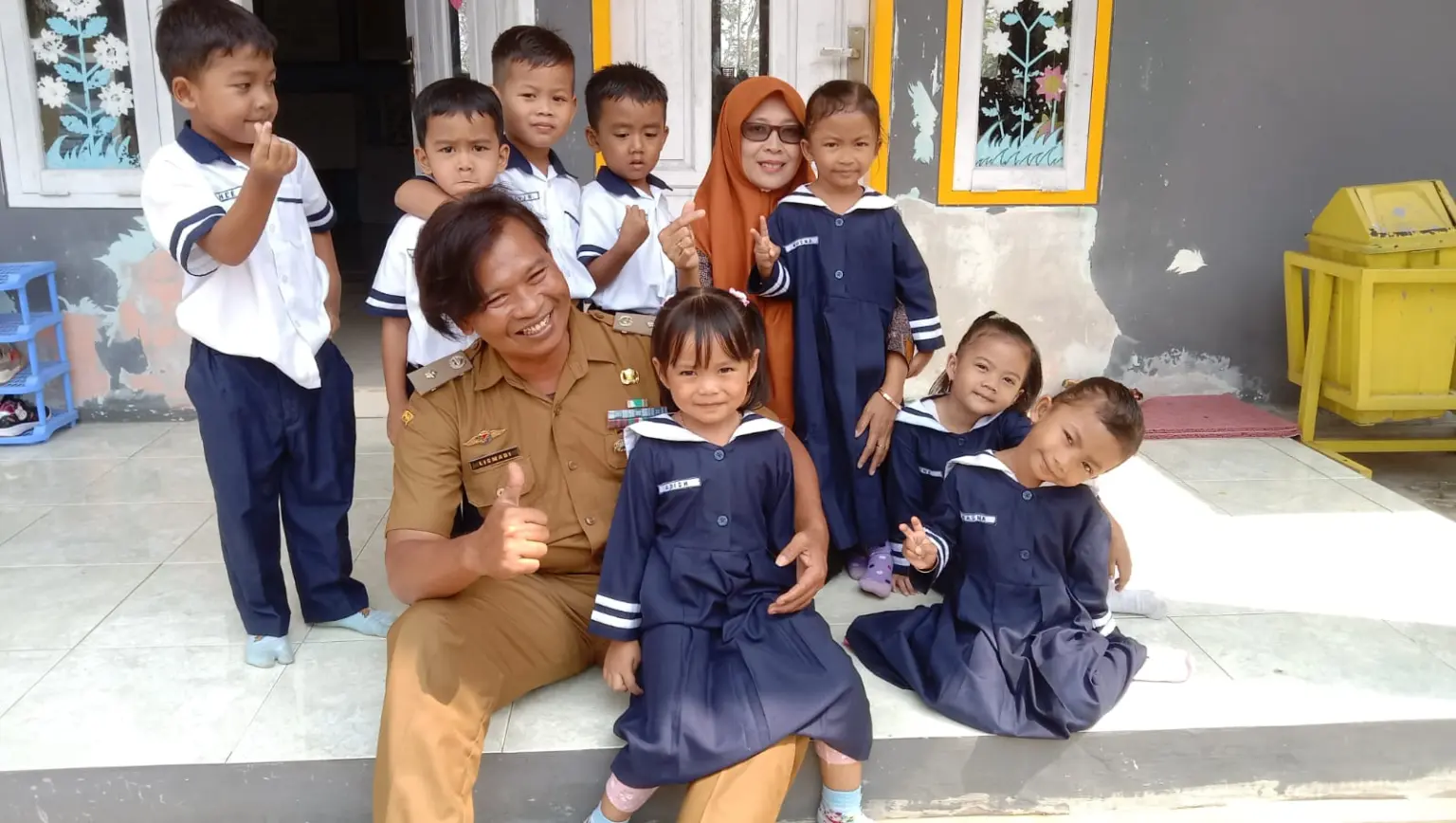 Lismadi, Kades Nyentrik dari Kutayasa