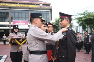 Anggota Polres Terima Penghargaan Pengabdian