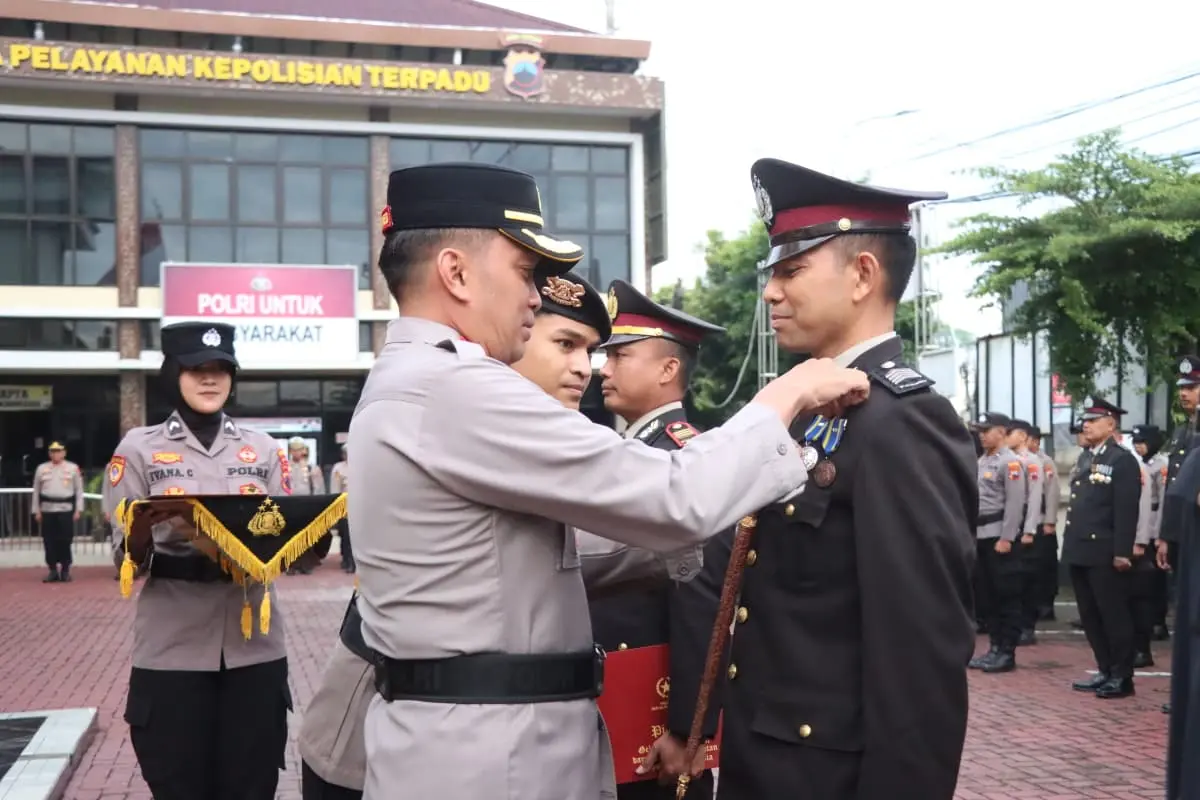 Anggota Polres Terima Penghargaan Pengabdian