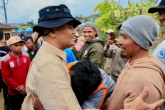 Gubernur saat bertemu korban bencana Purbalingga
