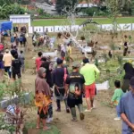 Ratusan warga Desa Bojong, Kawunganten Cilacap kerja bakti bersih makam massal menjelang Ramadan. (Faiz Ardani).