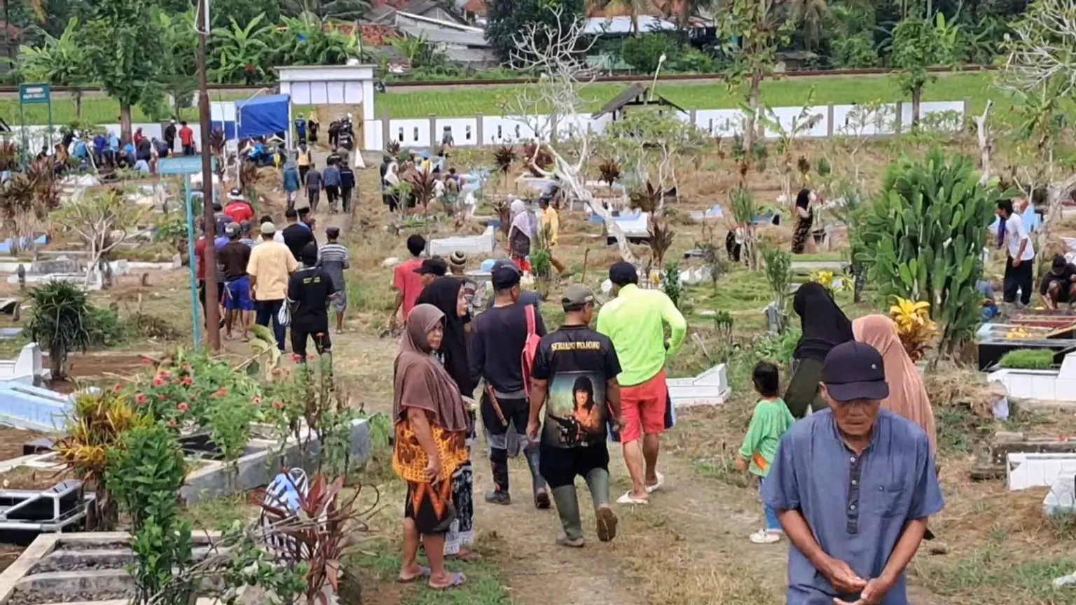 Ratusan warga Desa Bojong, Kawunganten Cilacap kerja bakti bersih makam massal menjelang Ramadan. (Faiz Ardani).