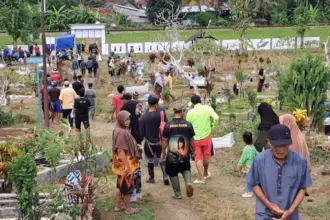 Ratusan warga Desa Bojong, Kawunganten Cilacap kerja bakti bersih makam massal menjelang Ramadan. (Faiz Ardani).