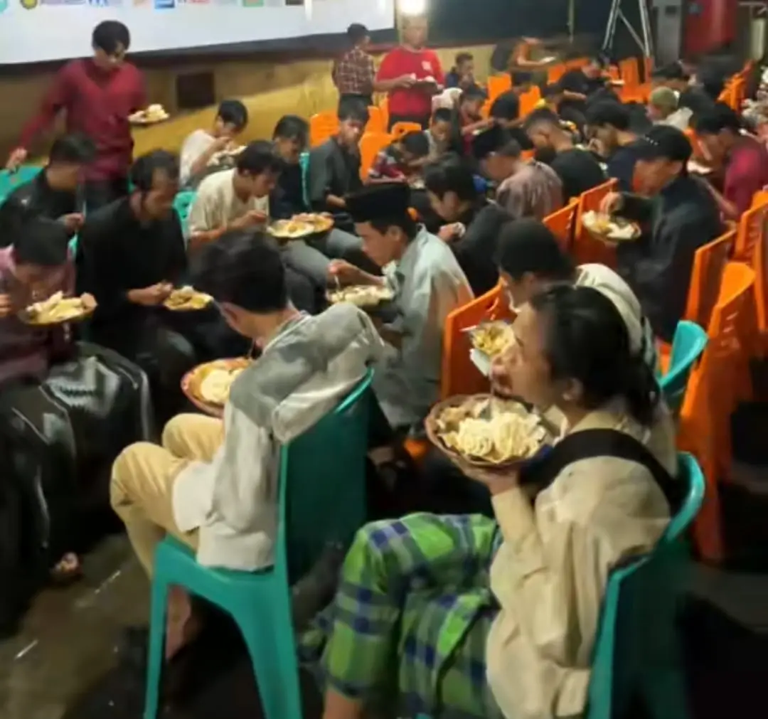 Suasana buka puasa prasmanan gratis di sekitar halaman Masjid 17 Purwokerto. (Foto: Tangkapan layar TikTok @lazismubanyumas)