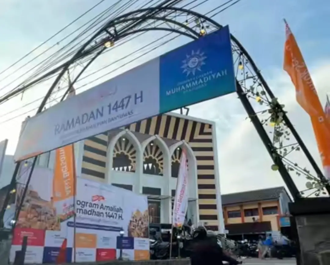 Masjid 17 Purwokerto menyediakan buka puasa prasmanan gratis dengan jumlah 600-700 porsi setiap harinya. (Foto: Tangkapan layar TikTok @masjid17purwokerto)