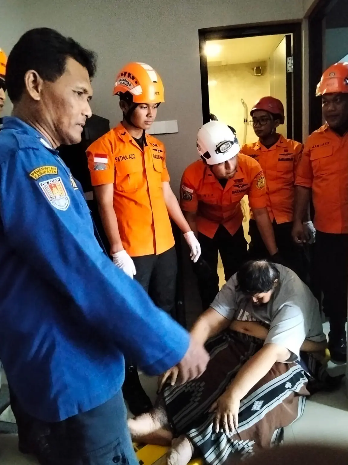 Petugas gabungan mengevakuasi warga obesitas yang terjebak di dalam kamar mandi rumahnya di Cilacap. (Damkar Cilacap)