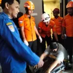 Petugas gabungan mengevakuasi warga obesitas yang terjebak di dalam kamar mandi rumahnya di Cilacap. (Damkar Cilacap)