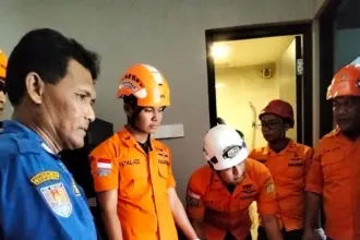 Petugas gabungan mengevakuasi warga obesitas yang terjebak di dalam kamar mandi rumahnya di Cilacap. (Damkar Cilacap)