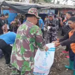 Ratusan personel gabungan bersih-bersih Pantai Suwuk, dalam rangka Gerakan Indonesia ASRI. (Lanal Cilacap).