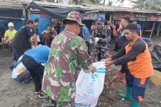 Ratusan personel gabungan bersih-bersih Pantai Suwuk, dalam rangka Gerakan Indonesia ASRI. (Lanal Cilacap).