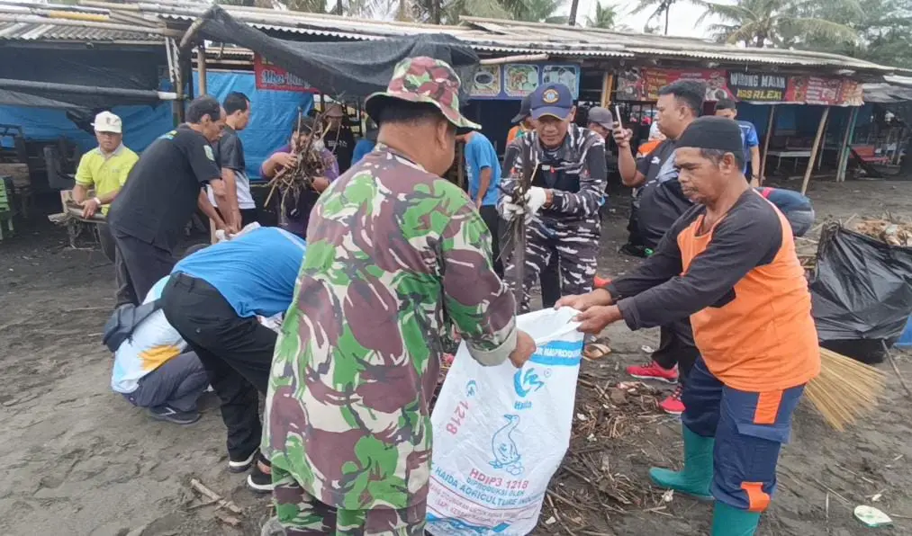 Ratusan personel gabungan bersih-bersih Pantai Suwuk, dalam rangka Gerakan Indonesia ASRI. (Lanal Cilacap).