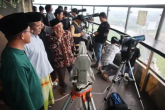 Kepala Kantor Kemenag Kabupaten Banyumas Ibnu Asaduddin bersama BHRD, perwakilan Pemkab Banyumas, serta sejumlah ormas keagamaan saat melakukan pemantauan hilal di Menara Teratai Purwokerto, Selasa (17/02/2026).