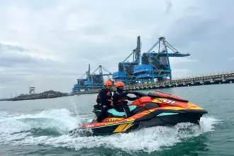 Tim SAR gabungan melakukan pencarian penambang pasir yang tenggelam di muara Sungai Serayu, Cilacap (Basarnas Cilacap).