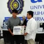 Rektor UMP, Prof. Jebul Soeroso, menyerahkan simbolis program beasiswa untuk insan film, kepada Bayu Skak, di Kampus UMP, Senin (02/02/2026).