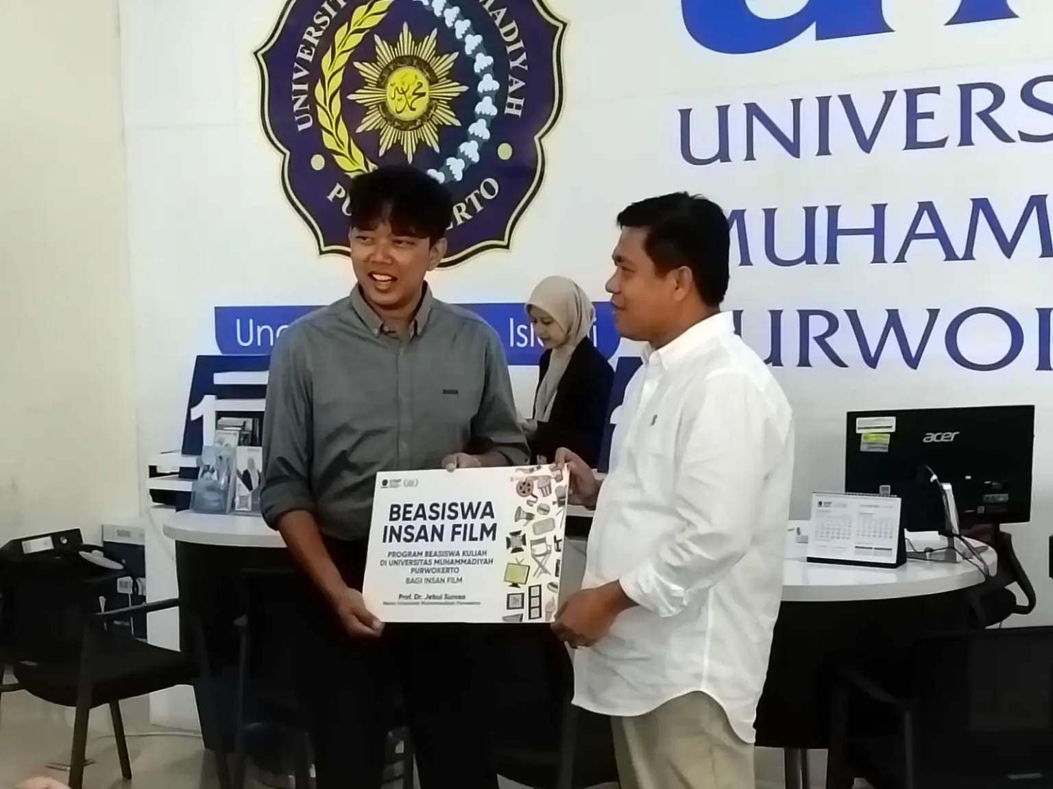Rektor UMP, Prof. Jebul Soeroso, menyerahkan simbolis program beasiswa untuk insan film, kepada Bayu Skak, di Kampus UMP, Senin (02/02/2026).