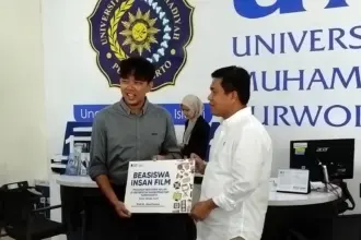 Rektor UMP, Prof. Jebul Soeroso, menyerahkan simbolis program beasiswa untuk insan film, kepada Bayu Skak, di Kampus UMP, Senin (02/02/2026).