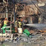 Damkar Cilacap saat berjibaku padamkan kebakaran Rita Pasaraya Cilacap. (Faiz Ardani).