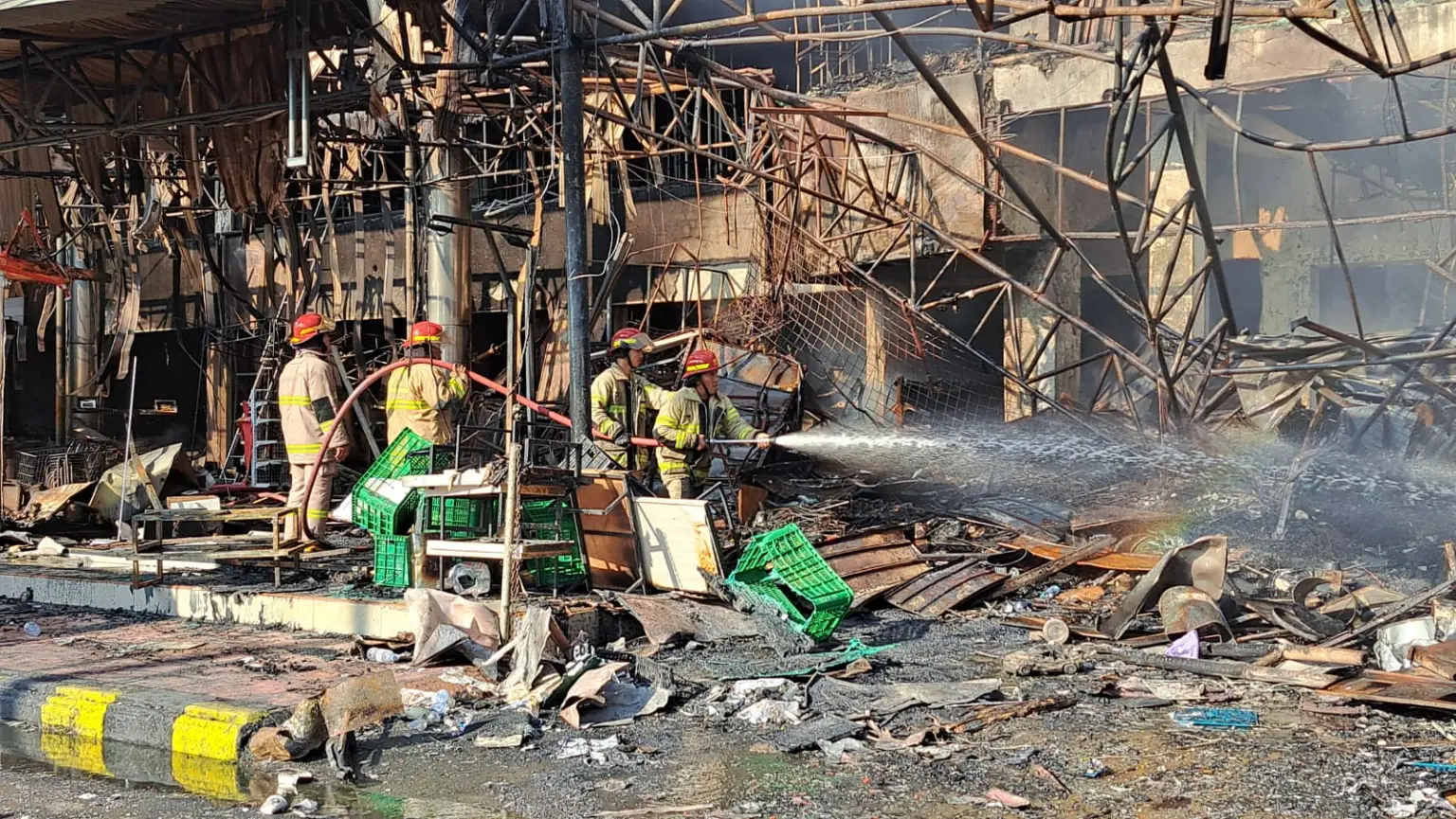 Damkar Cilacap saat berjibaku padamkan kebakaran Rita Pasaraya Cilacap. (Faiz Ardani).