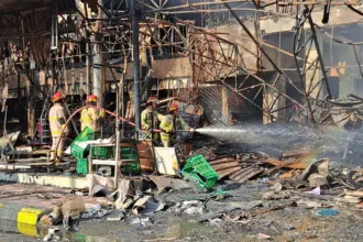 Damkar Cilacap saat berjibaku padamkan kebakaran Rita Pasaraya Cilacap. (Faiz Ardani).