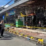 Kapolresta Cilacap Kombes Pol Budi Adhy Buono saat meninjau lokasi kebakaran pasca kebakaran Rita Pasaraya Cilacap. (Faiz Ardani).