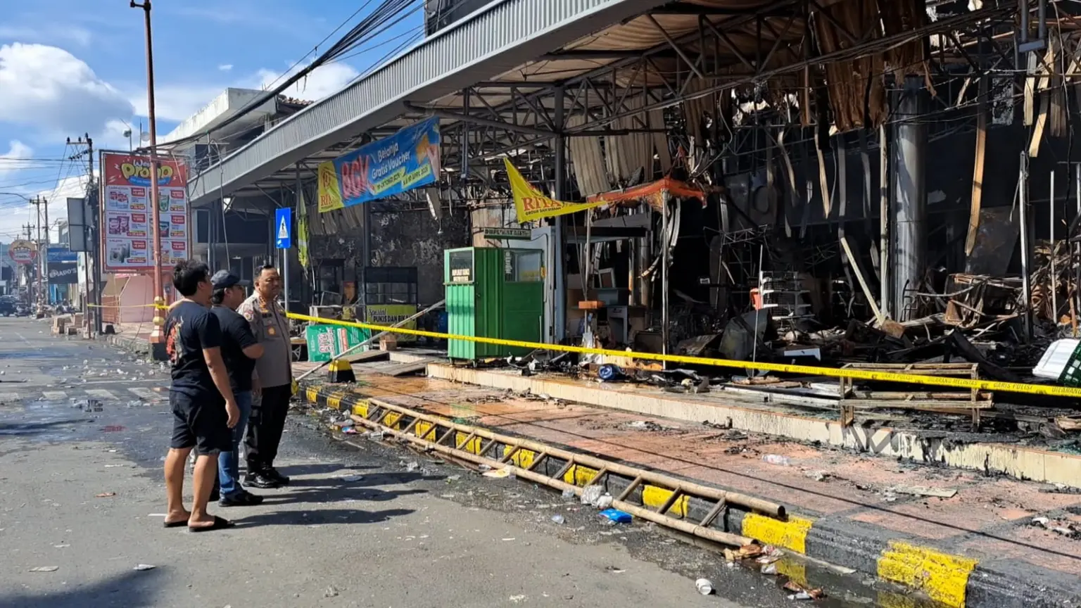 Kapolresta Cilacap Kombes Pol Budi Adhy Buono saat meninjau lokasi kebakaran pasca kebakaran Rita Pasaraya Cilacap. (Faiz Ardani).