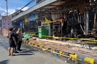 Kapolresta Cilacap Kombes Pol Budi Adhy Buono saat meninjau lokasi kebakaran pasca kebakaran Rita Pasaraya Cilacap. (Faiz Ardani).