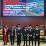 Ketua DPRD Banyumas Agus 'Nova' Priyanggodo foto bersama, usai acara pelantikan dan pengucapan sumpah jabatan pimpinan DPRD sisa masa jabatan 2024-2029 pada Selasa (03/02/2026).