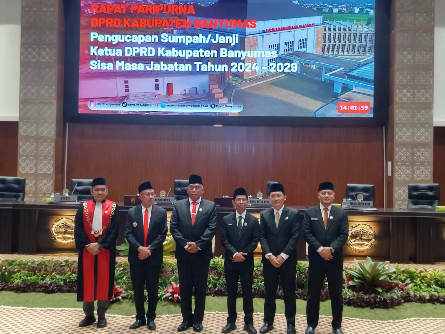 Ketua DPRD Banyumas Agus 'Nova' Priyanggodo foto bersama, usai acara pelantikan dan pengucapan sumpah jabatan pimpinan DPRD sisa masa jabatan 2024-2029 pada Selasa (03/02/2026).