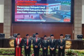 Ketua DPRD Banyumas Agus 'Nova' Priyanggodo foto bersama, usai acara pelantikan dan pengucapan sumpah jabatan pimpinan DPRD sisa masa jabatan 2024-2029 pada Selasa (03/02/2026).