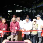 Bupati Banyumas Sadewo Tri Lastiono bersama Wakil Menteri Lingkungan Hidup, Diaz Faisal Malik Hendropriyono, melakukan pemotongan pita, peresmian RDF dan Recycling Center di TPST Sokaraja, Selasa (3/2/26).