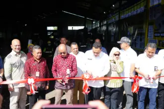 Bupati Banyumas Sadewo Tri Lastiono bersama Wakil Menteri Lingkungan Hidup, Diaz Faisal Malik Hendropriyono, melakukan pemotongan pita, peresmian RDF dan Recycling Center di TPST Sokaraja, Selasa (3/2/26).