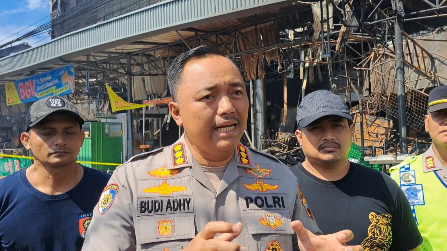 Kapolresta Cilacap, Kombes Pol Budi Adhy Buono saat memberikan keterangan terkait kebakaran Rita Pasaraya Cilacap. (Faiz Ardani).