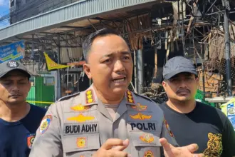 Kapolresta Cilacap, Kombes Pol Budi Adhy Buono saat memberikan keterangan terkait kebakaran Rita Pasaraya Cilacap. (Faiz Ardani).