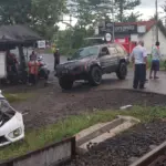 Kondisi mobil rusak usia tertabrak kereta api angkutan semen di perlintasan Kesugihan Cilacap. (Daop 5).