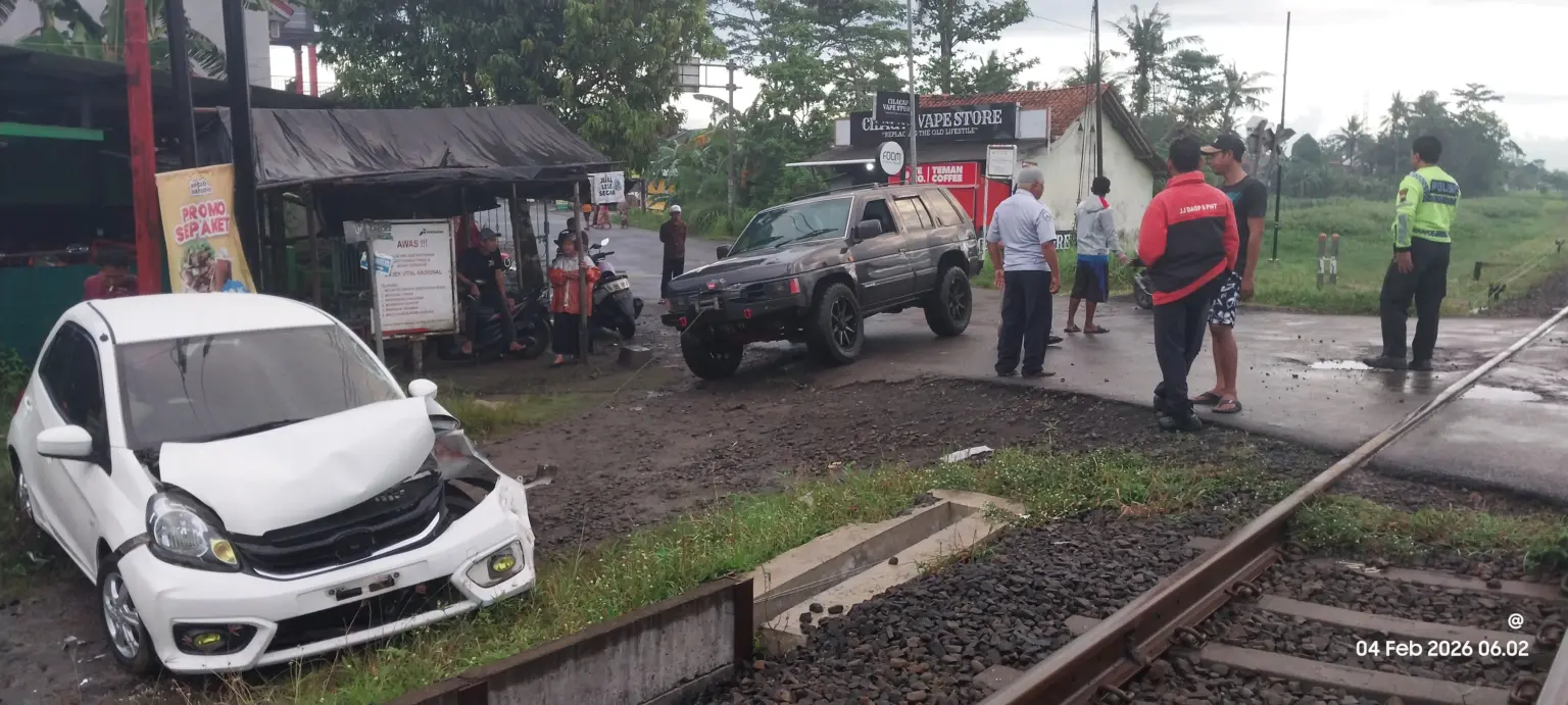 Kondisi mobil rusak usia tertabrak kereta api angkutan semen di perlintasan Kesugihan Cilacap. (Daop 5).