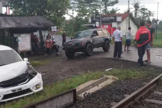 Kondisi mobil rusak usia tertabrak kereta api angkutan semen di perlintasan Kesugihan Cilacap. (Daop 5).