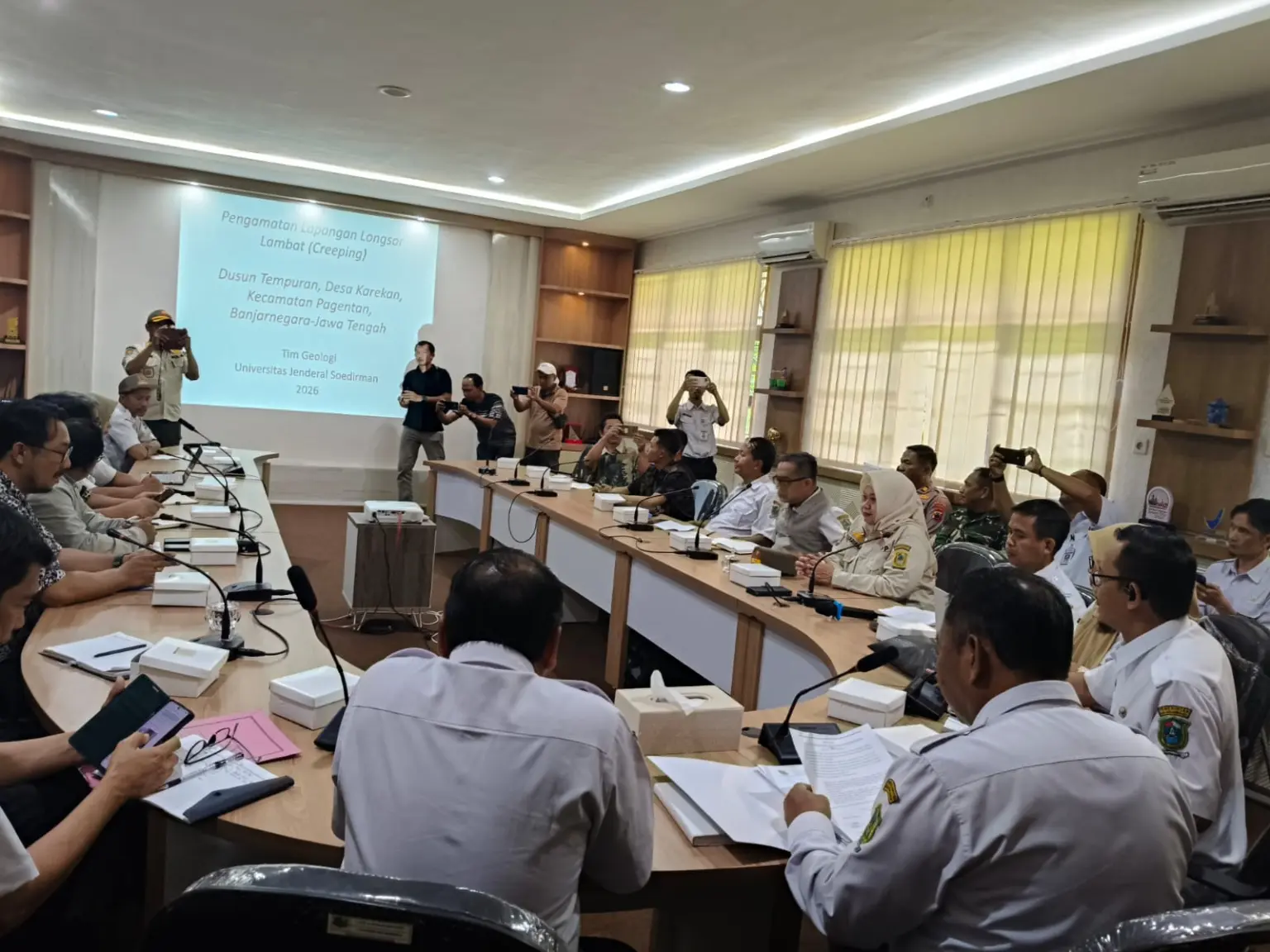 Suasana pertemuan mediasi antara PLTMH Pagentan, Tim Geologi Unsoed dengan Warga Desa Karekan, Rabu (4/2/2026) (foto: Heri C)