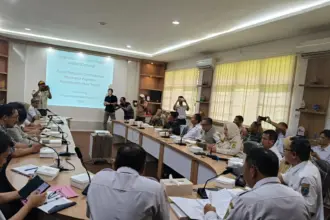 Suasana pertemuan mediasi antara PLTMH Pagentan, Tim Geologi Unsoed dengan Warga Desa Karekan, Rabu (4/2/2026) (foto: Heri C)