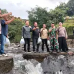 Perwakilan PMPB, pengelola objek wisata, Pemkab, DPRD, dan masyarakat saat melakukan penebaran benih ikan secara simbolis di Sungai Gumawang, Baturraden, Jumat (06/02/2026).